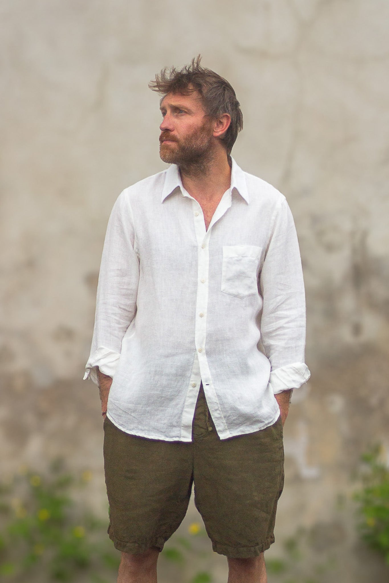 Chemise en lin blanc cassé – Coupe droite & col boutonné