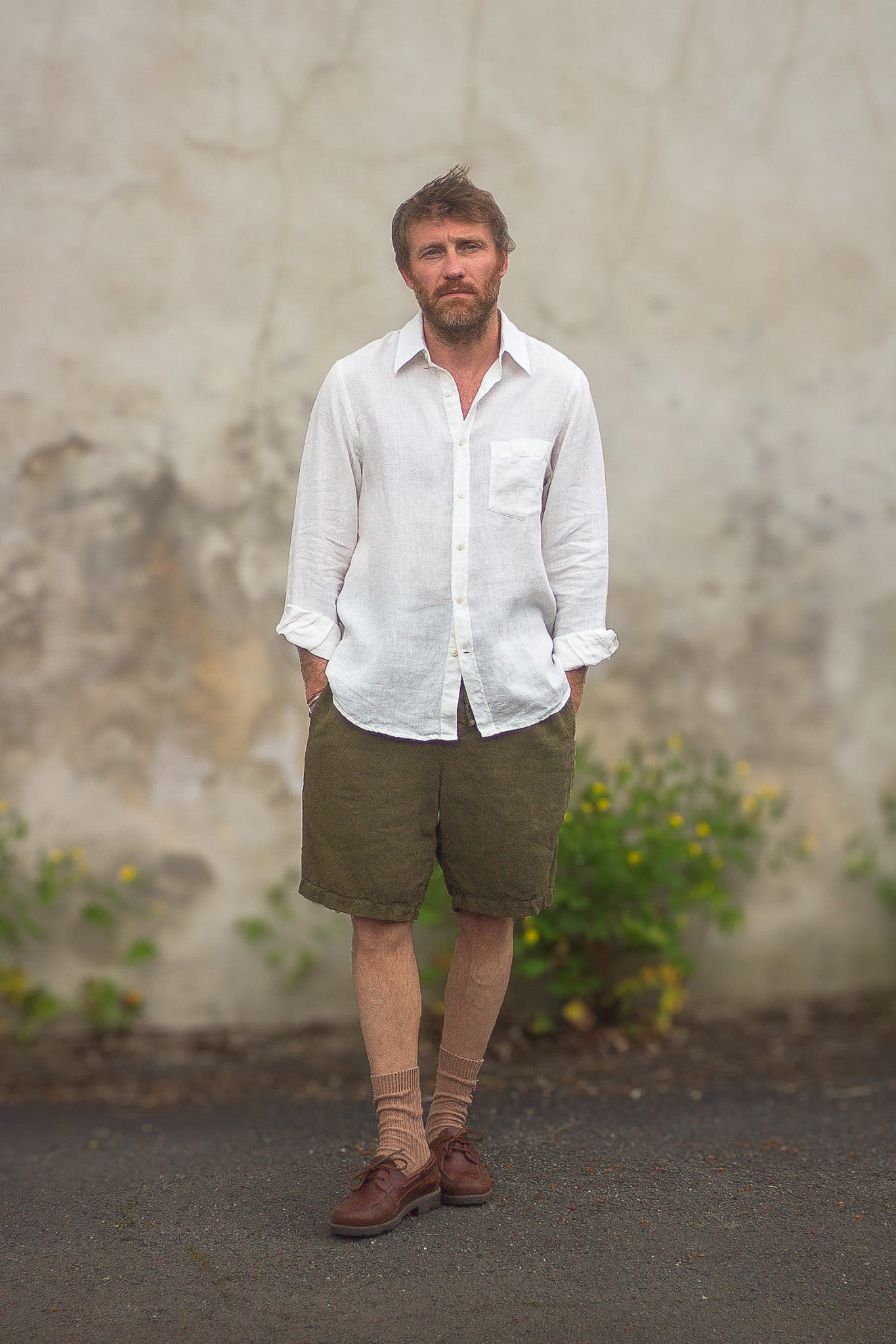 Chemise en lin blanc cassé – Coupe droite & col boutonné