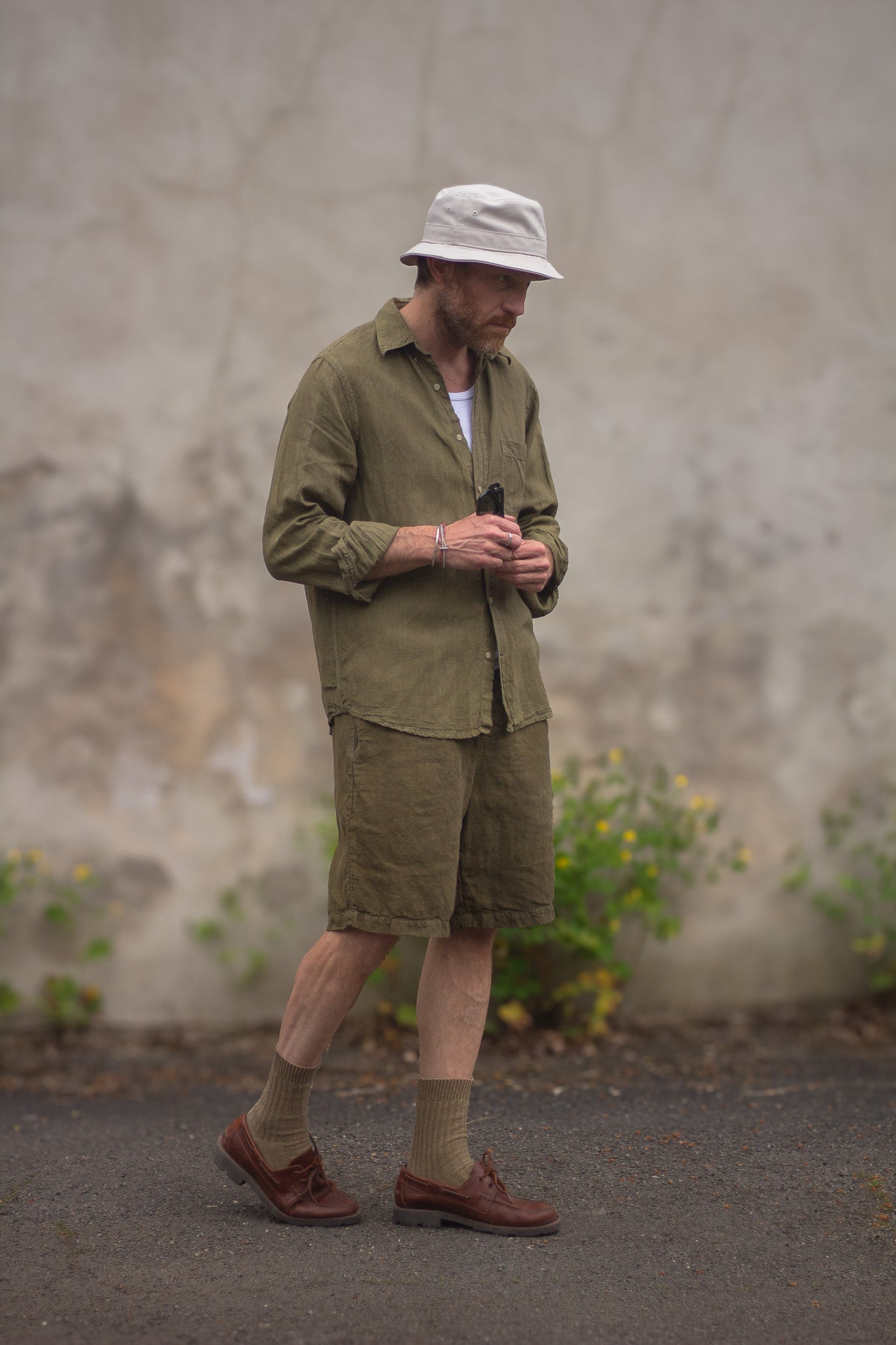 Chemise en lin olive – Teinture végétale artisanale