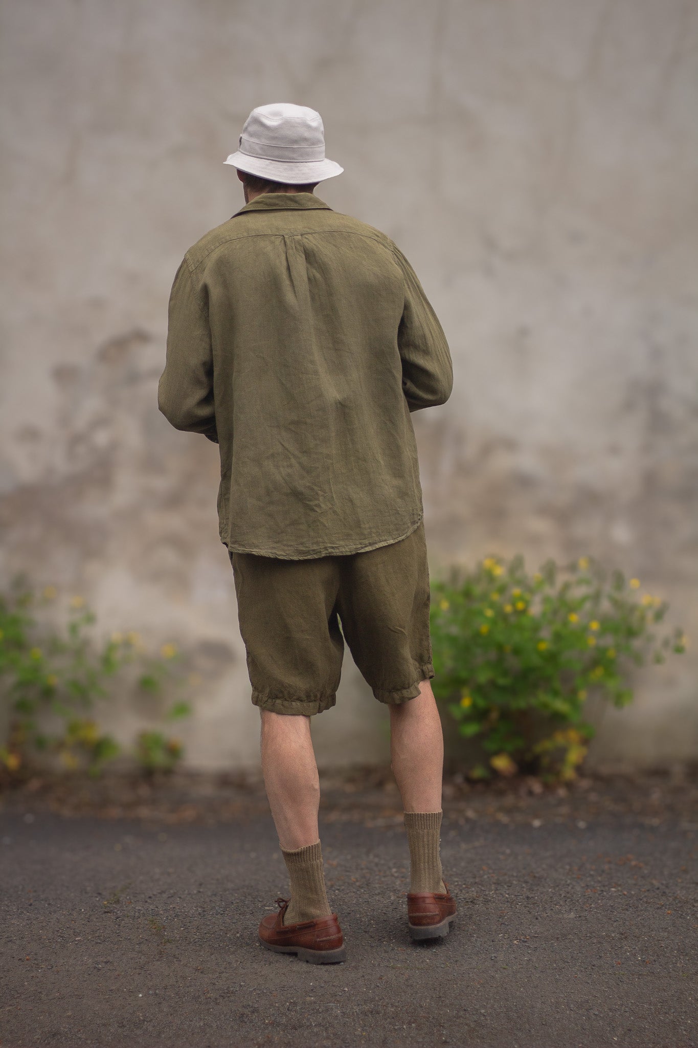Chemise en lin olive – Teinture végétale artisanale